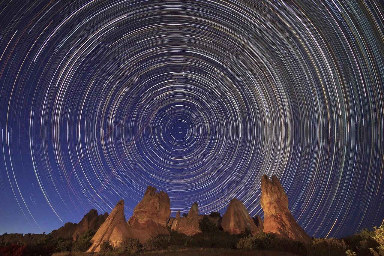 Yıldızlı gökyüzü manzarası - gece fotoğrafı