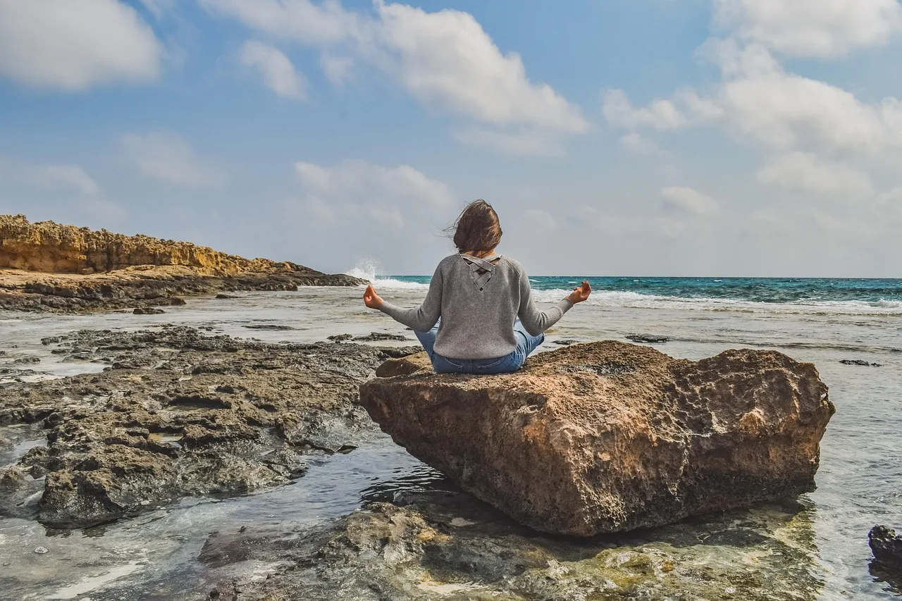 Yoga meditasyonu doğada oturan genç kadın