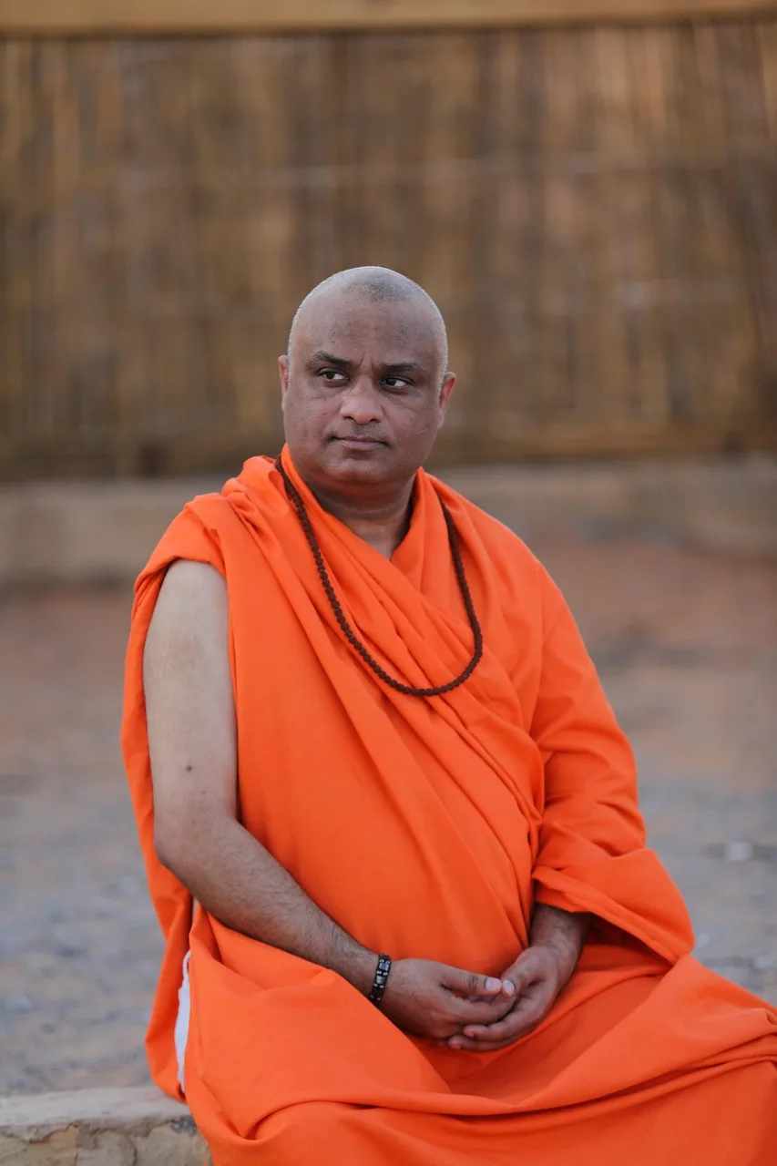 Yoga meditasyonu yapan Hindu guru - doğa içinde