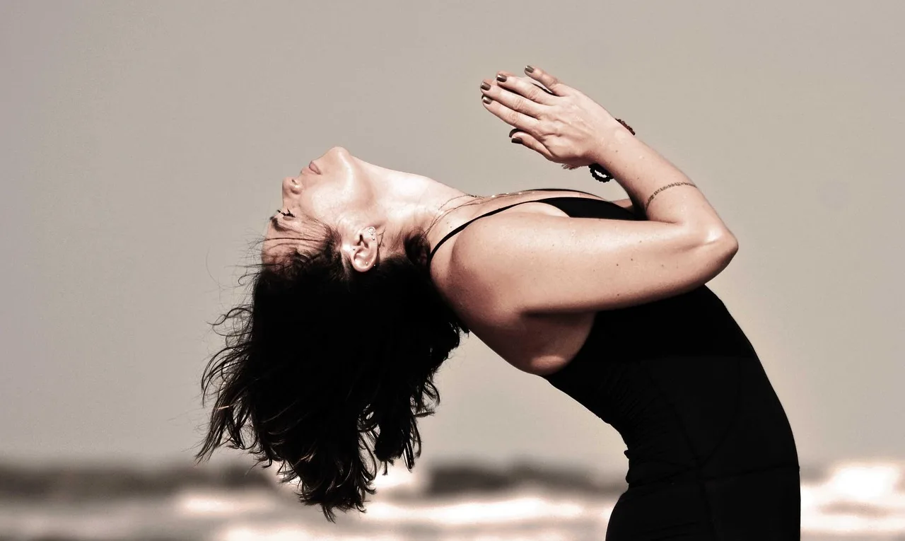 Yoga pozu genç kadın - stil ve güzellik