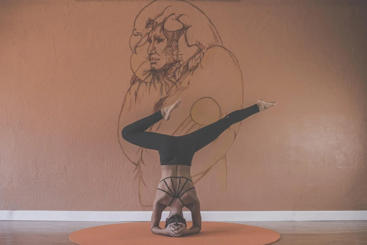 Yoga pozu yapan kadın - denge ve rahatlama