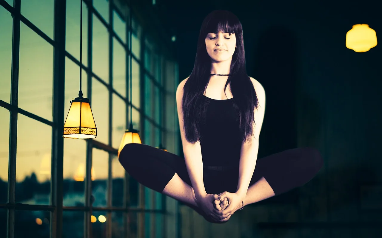 Yoga pozunda huzurlu kadın - meditasyon