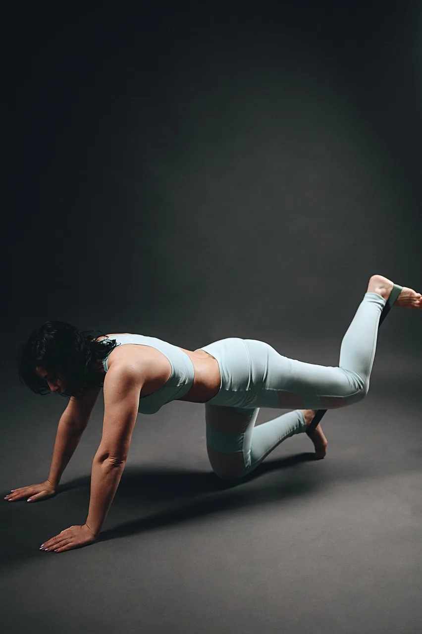 Yoga yapan fit kadın - esnek vücut hareketi