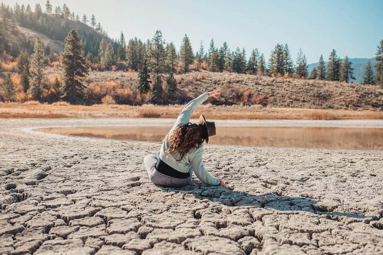 Yoga yapan genç kadın dağ silüeti - gün batımı
