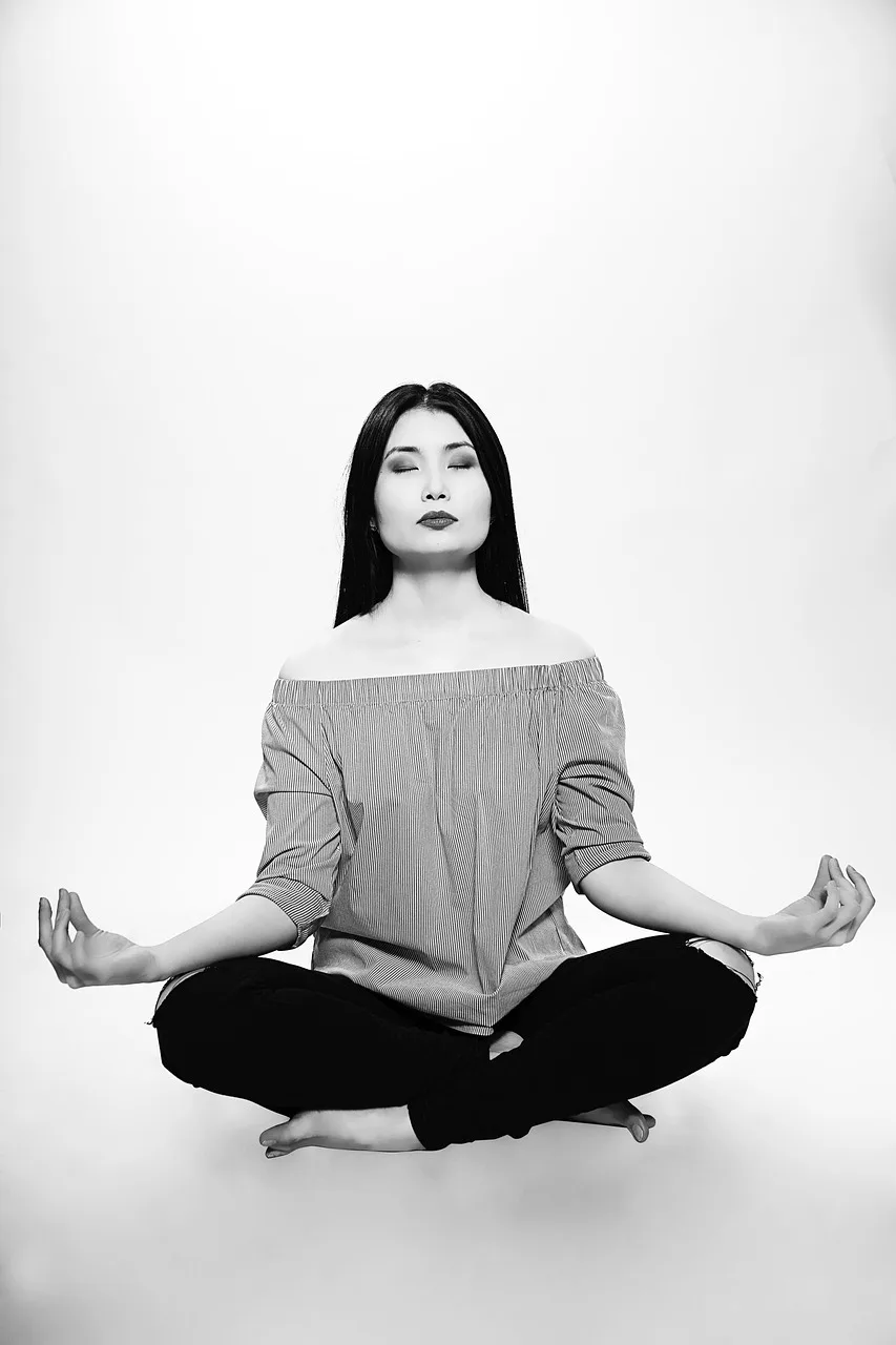 Yoga yapan genç kadın - güzel ve zarif