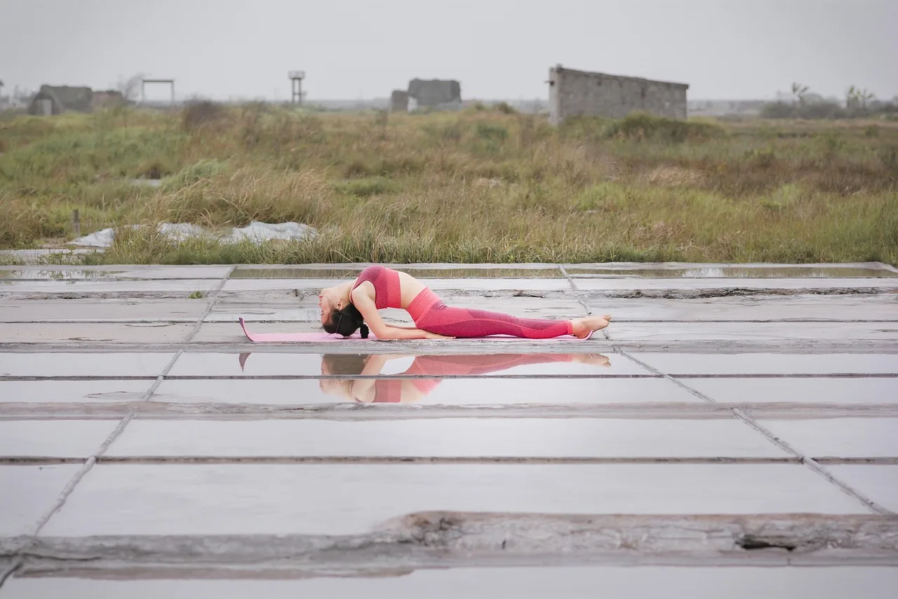 Yoga yapan genç kız - doğa ve sağlık temalı