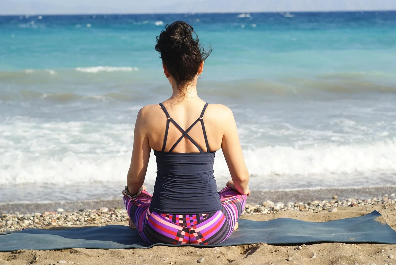Yoga yapan kadın sahilde - rahatlama anı