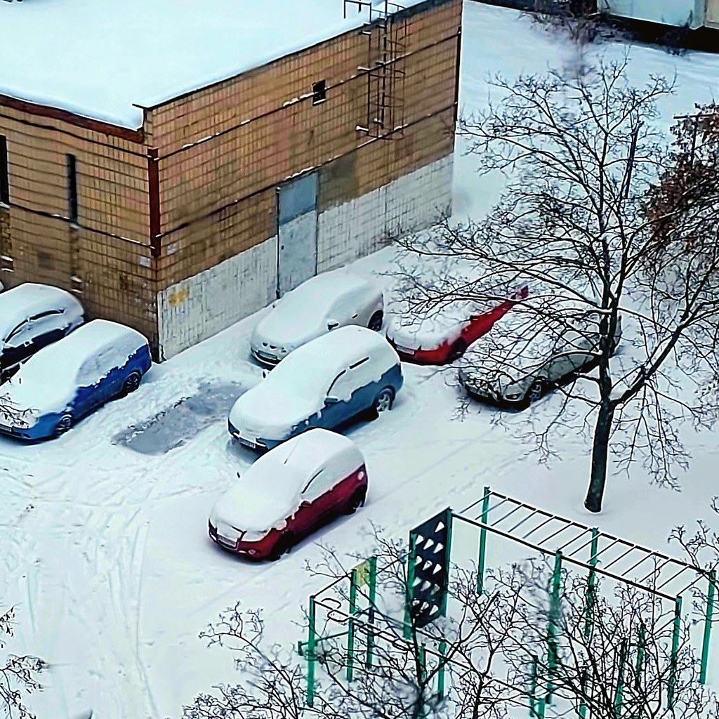 Yoğun Kar Yağışı Sonrası Otoparkta Karla Kaplı Arabalar ve Kış Atmosferi