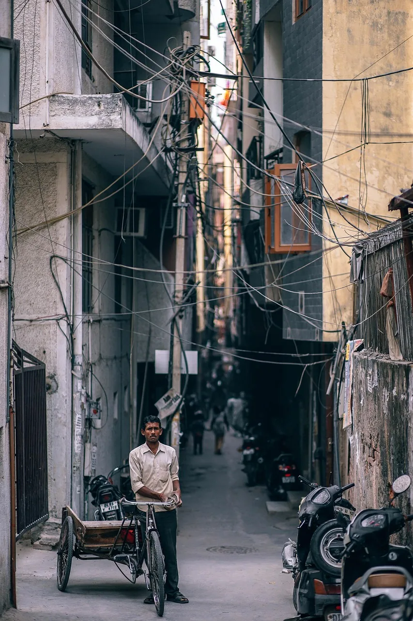 Yoğun şehir sokaklarında bisikletli adam - pazar sahnesi