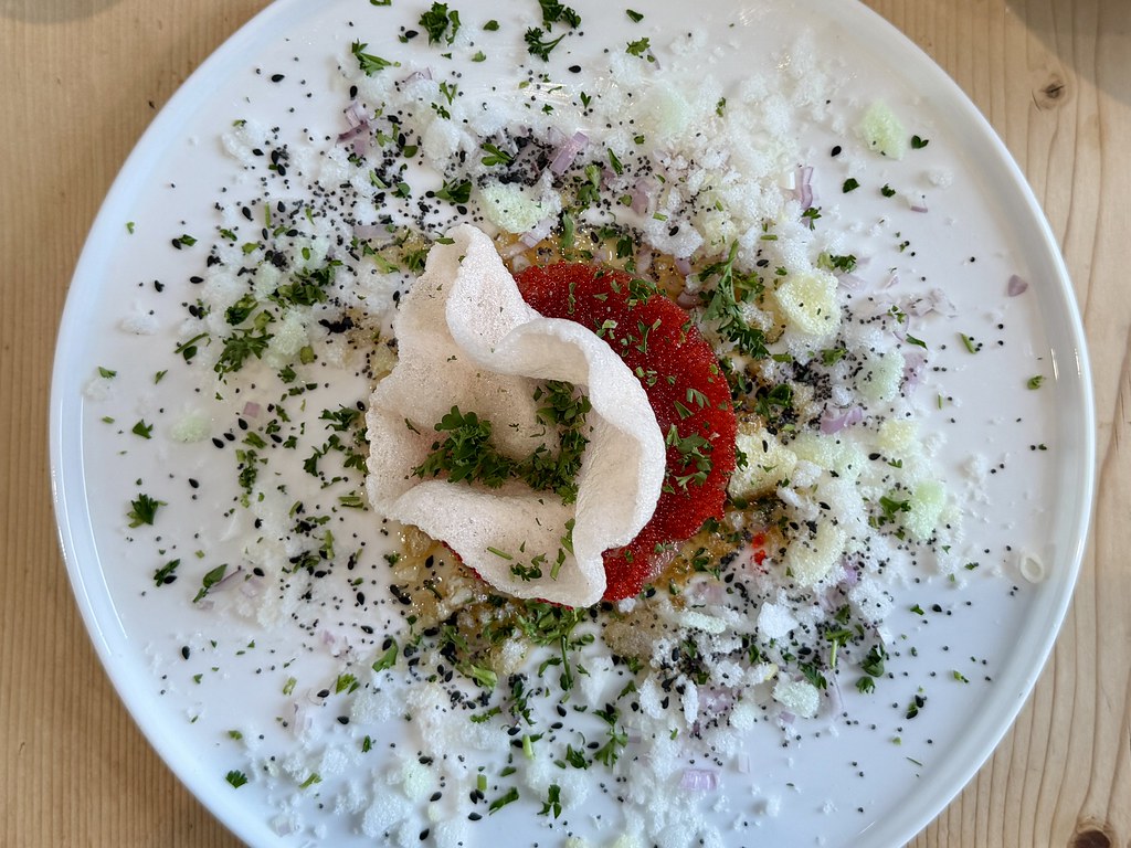 Yoğurtlu Narlı Efsane Sunum: Çıtır Garnitürlü Meze Tabağı ve Dünya Lezzetleri