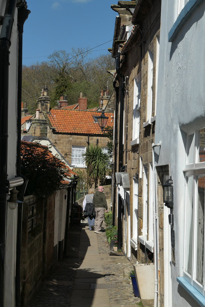 Yorkshire Kıyısında Eski Taş Evler ve Kiremit Çatılı Dar Bir Sokak Manzarası