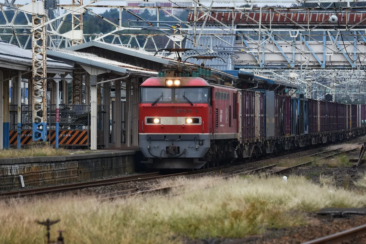 Yük treni manzarası raylar üzerinde ilerliyor