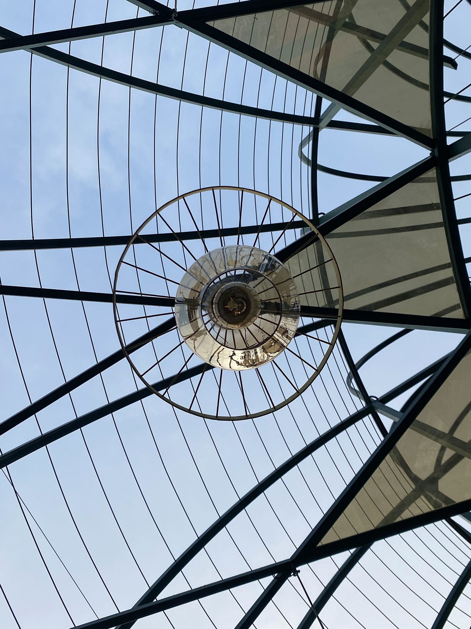 Yukarıdan Cam Çatı Geometrisi Merkezdeki Avize ile Modern Mimari Detay