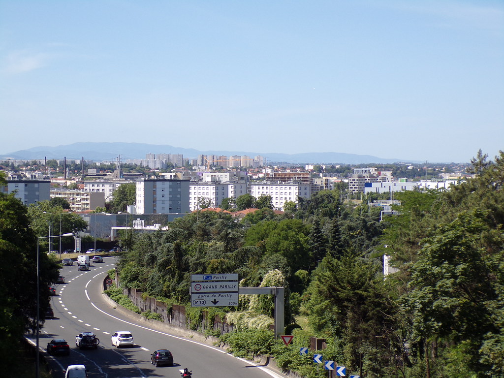 Yüksek Açıdan Çekilmiş Yeşilliklerle Çevrili Şehir Otoyolu ve Dağ Manzarası