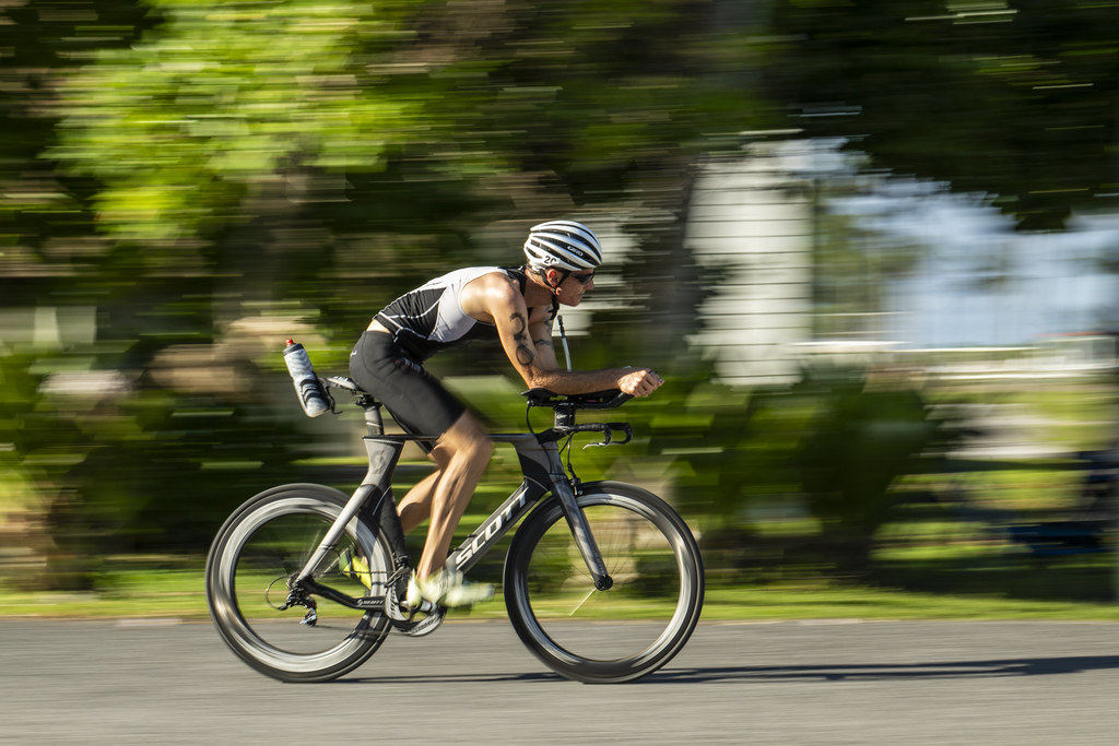 Yüksek Hızda Triatlon Bisikletiyle Yarışan Sporcu ve Hareket Bulanıklığı