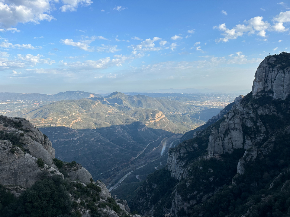 Yüksek Kayalıklardan Açılan Uçsuz Bucaksız Vadi ve Mavi Gökyüzü Panoraması