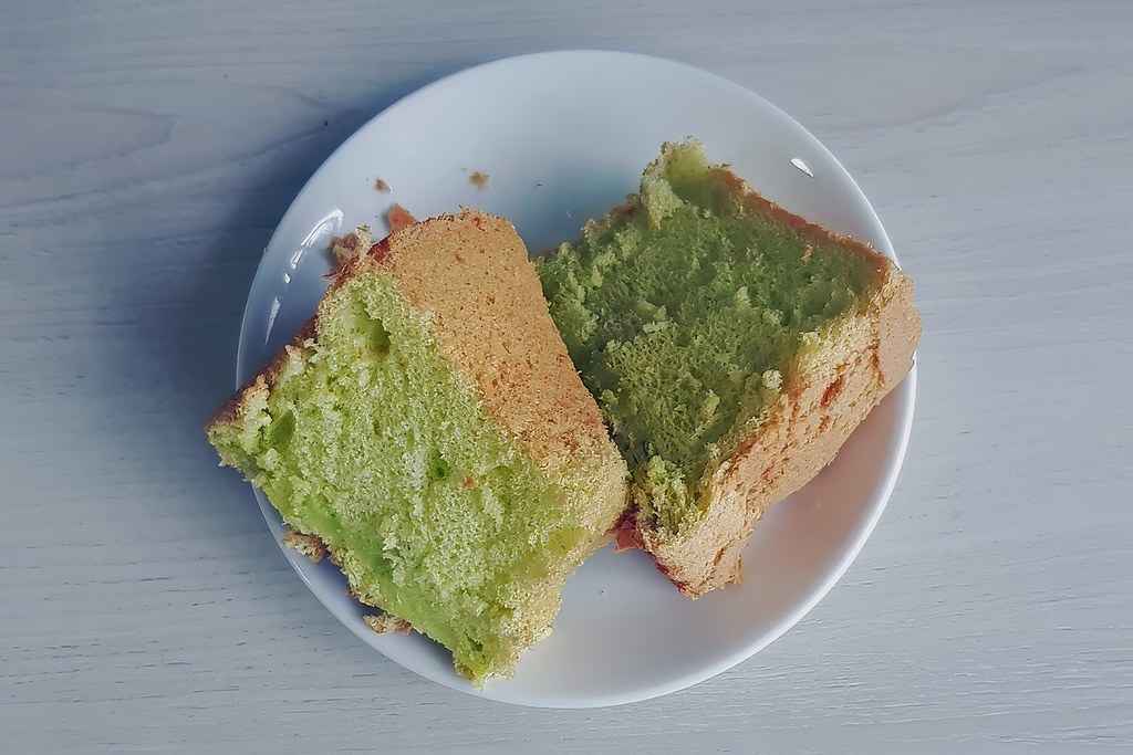 Yumuşacık Dokusuyla Dikkat Çeken İki Dilim Yeşil Pandan Kek Sunumu