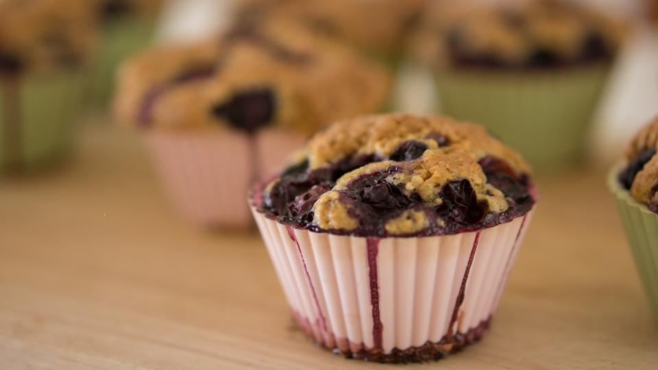Yumuşacık Dokusuyla Fırından Yeni Çıkmış Yaban Mersinli Muffinler