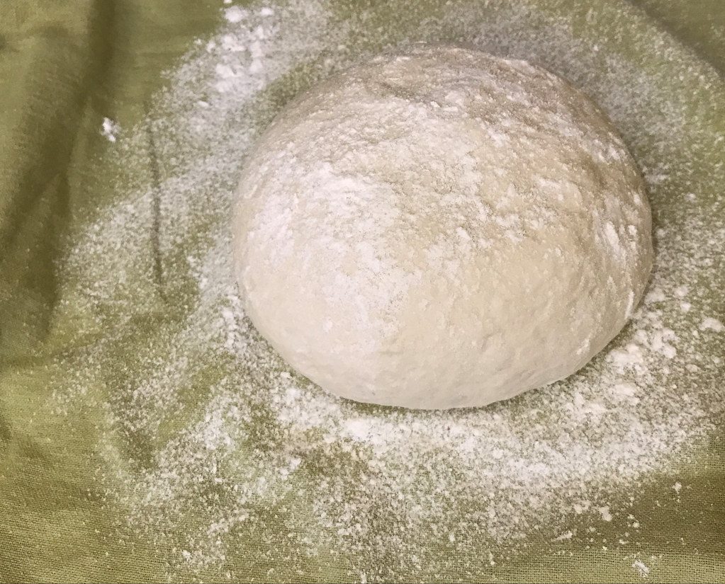 Yumuşacık ev yapımı hamur: unlu bez üzerinde dinlenen ekmek hamuru