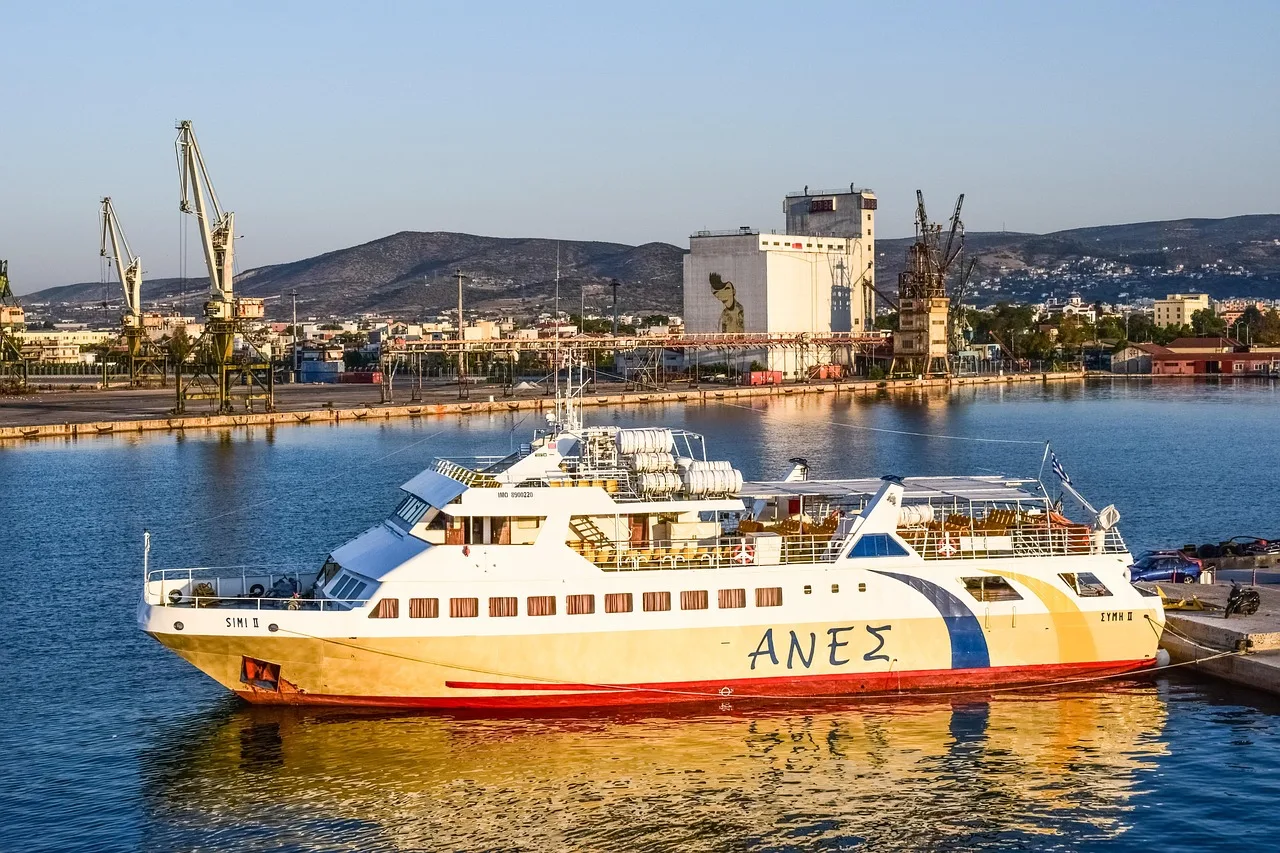 Yunanistan Volos limanında sabah tekne fotoğrafı