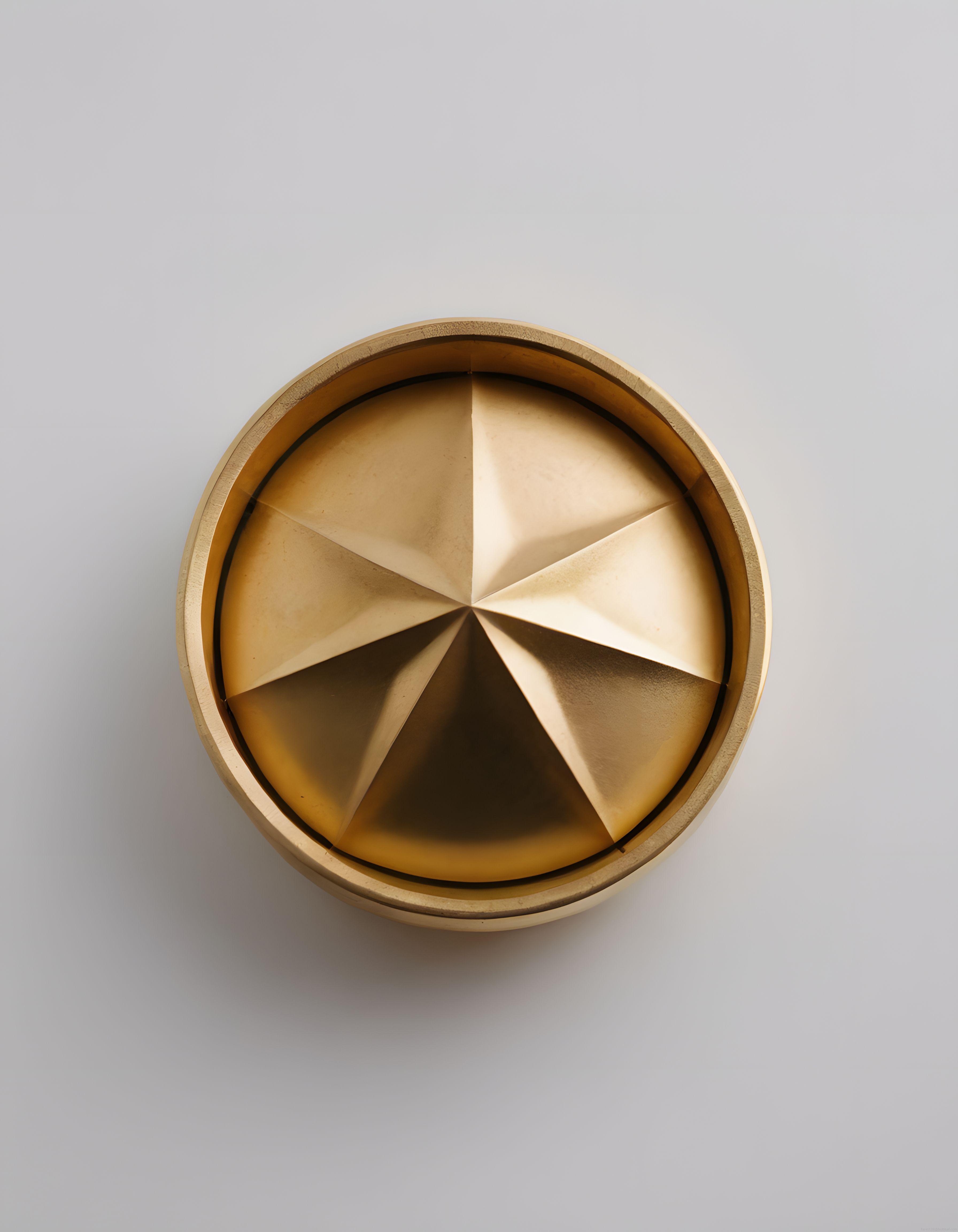 Yuvarlak Pirinç Dekoratif Obje: Modern Geometrik Tasarım ve Minimalist Lüks