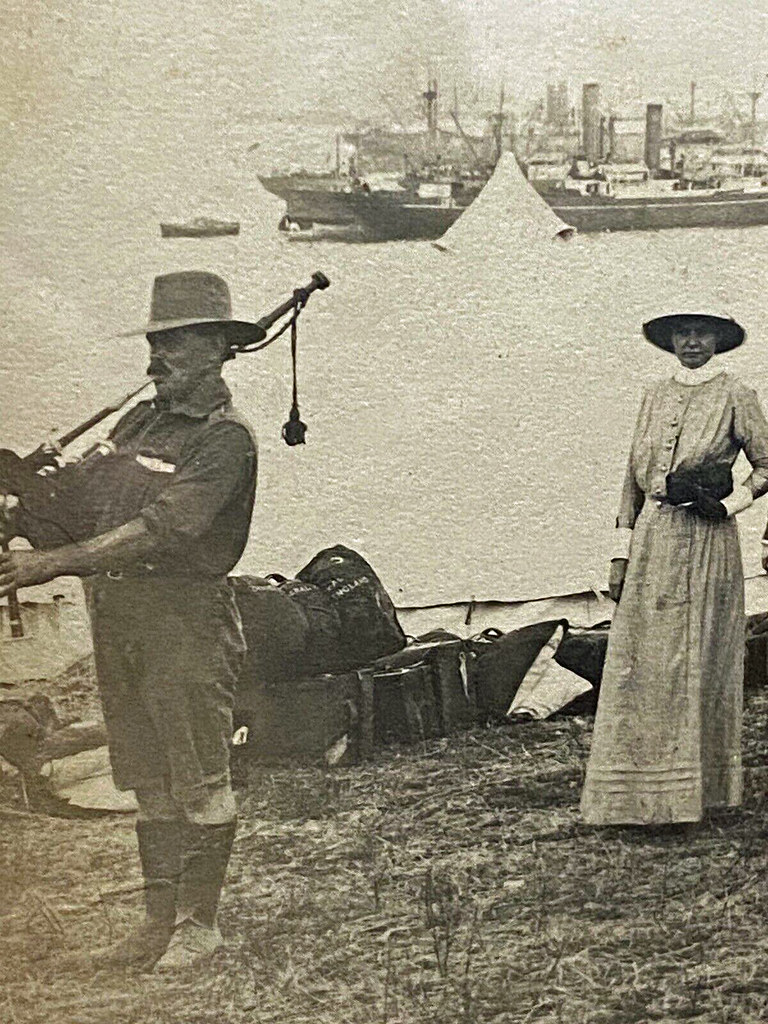 yüzyıl başı limanda tulum çalan adam ve uzun elbiseli kadın nostaljik fotoğraf yüzyıl başı limanda tulum çalan adam ve uzun elbiseli kadın nostaljik fotoğraf