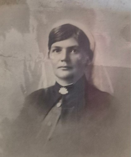 Zamanın İzlerini Taşıyan Antika Bir Kadın Portresi ve Tarihi Fotoğraf Sanatı