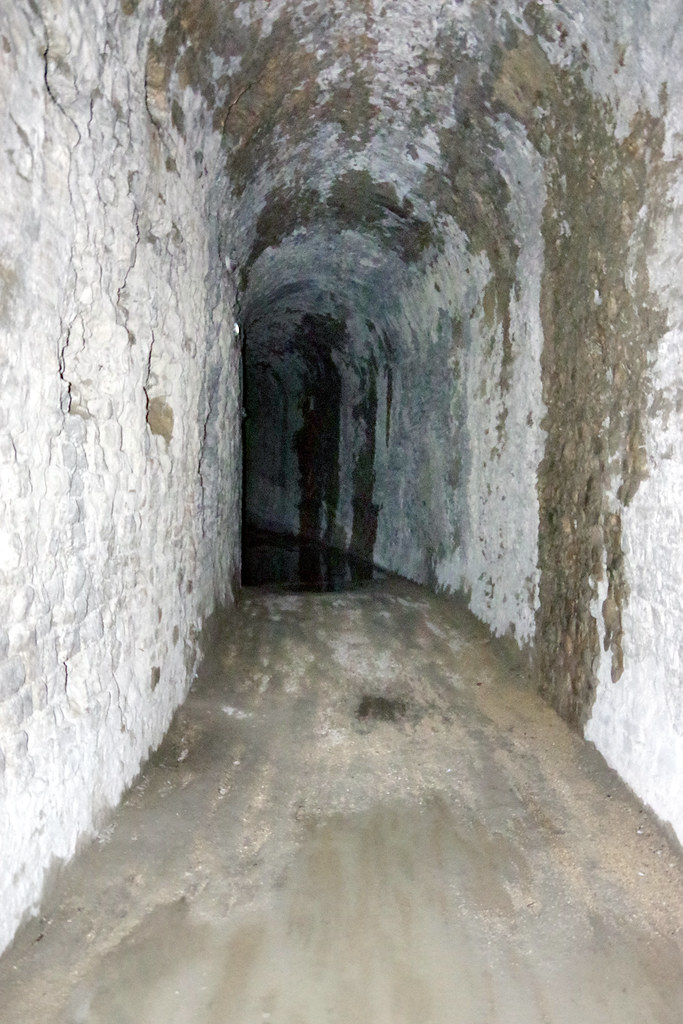 Zamanın İzlerini Taşıyan Terk Edilmiş Eski Taş Tünel ve Gizemli Koridor