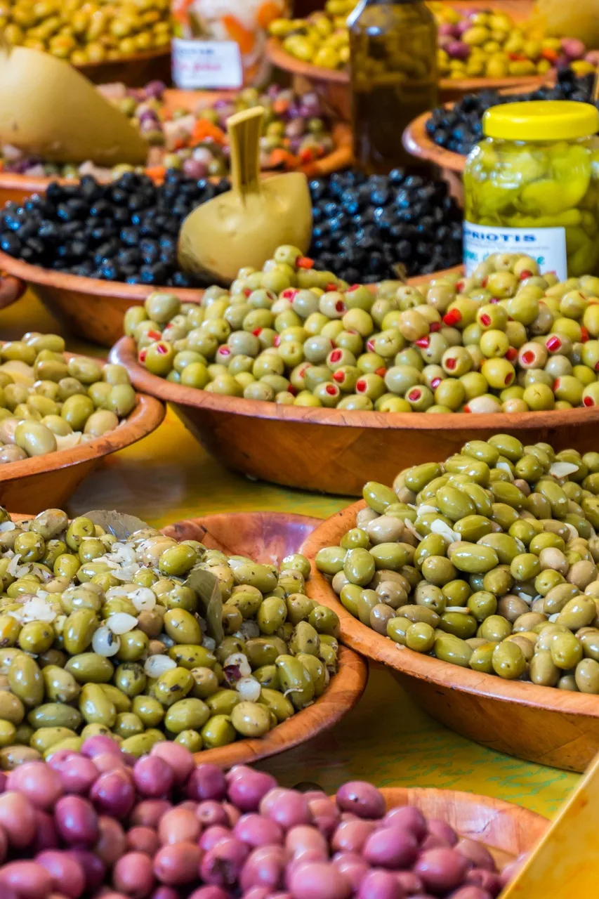 Zeytin salatası yeşil taze ürünlerle - sağlıklı yemek