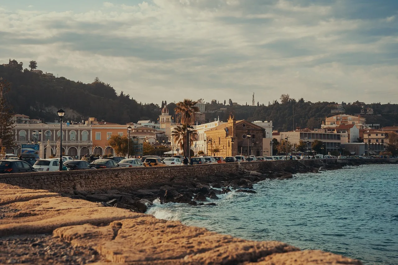 Zeytinlikte liman manzaralı sahil kasabası - doğa ve deniz