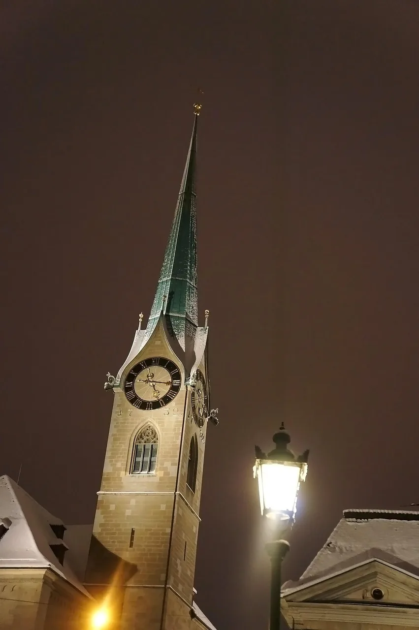 Zürih gece kilise saat kulesi ışık fotoğrafı