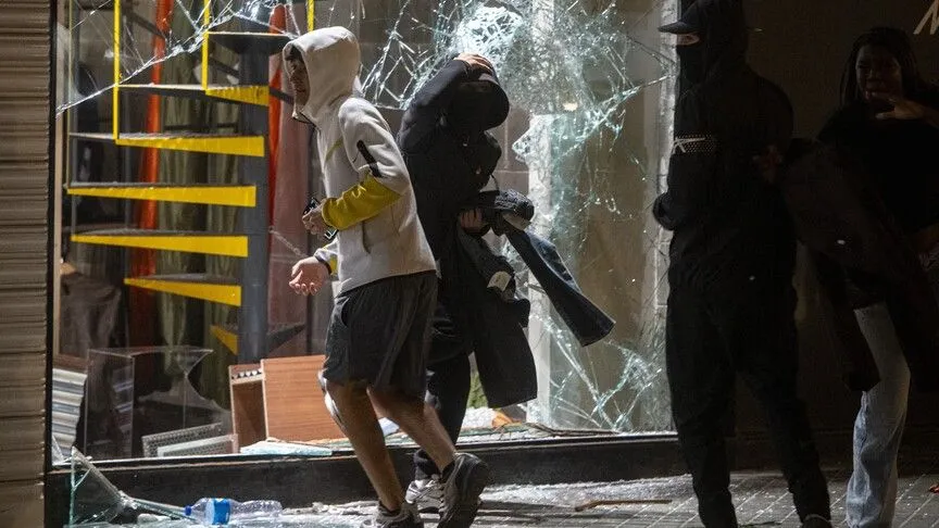 Barselona'da şiddet olaylarının ardından polis protestoculara müdahale etti