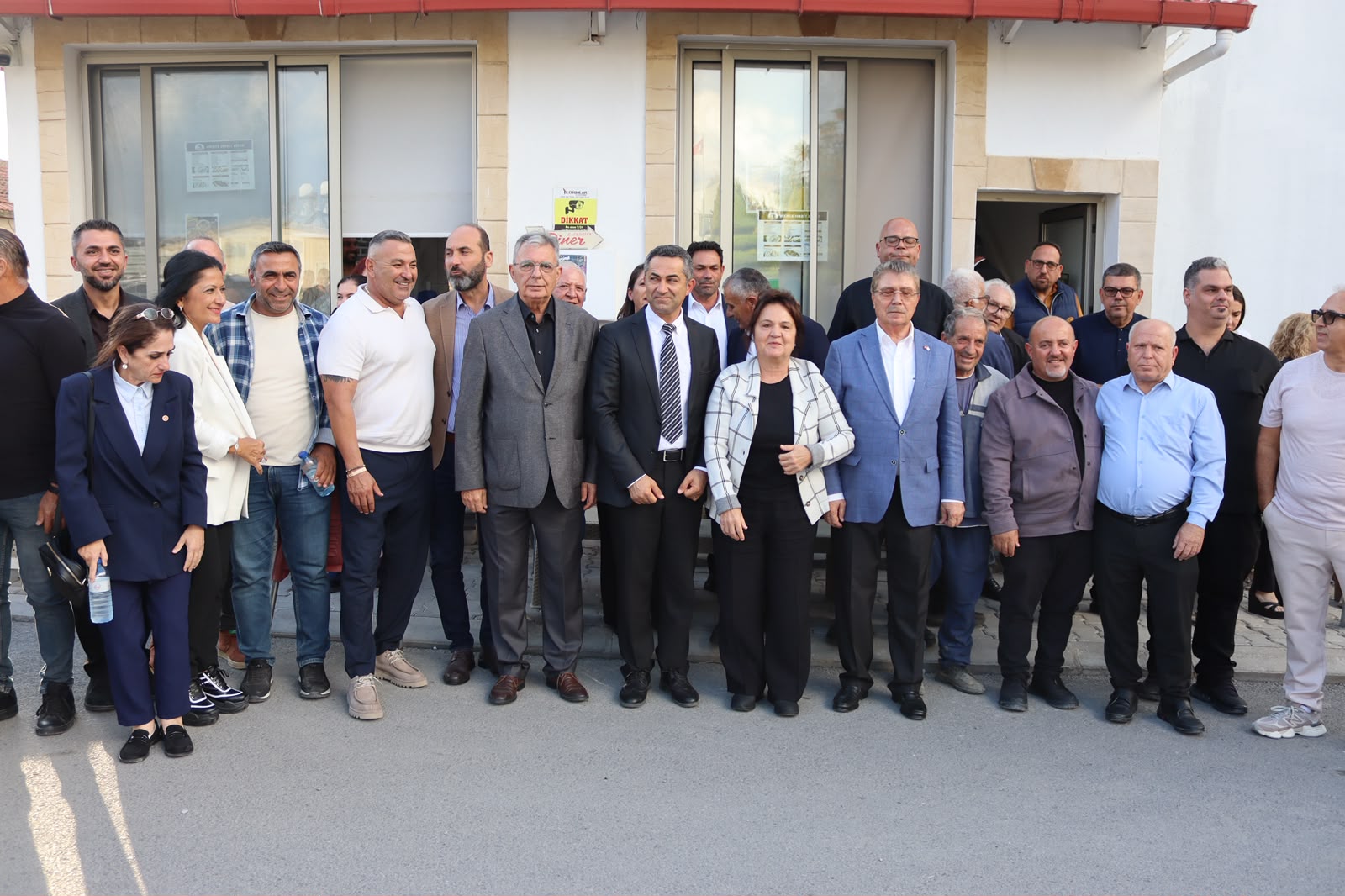 Başbakan Üstel Dikmen'de belediye başkan adayı ve vatandaşlarla buluştu