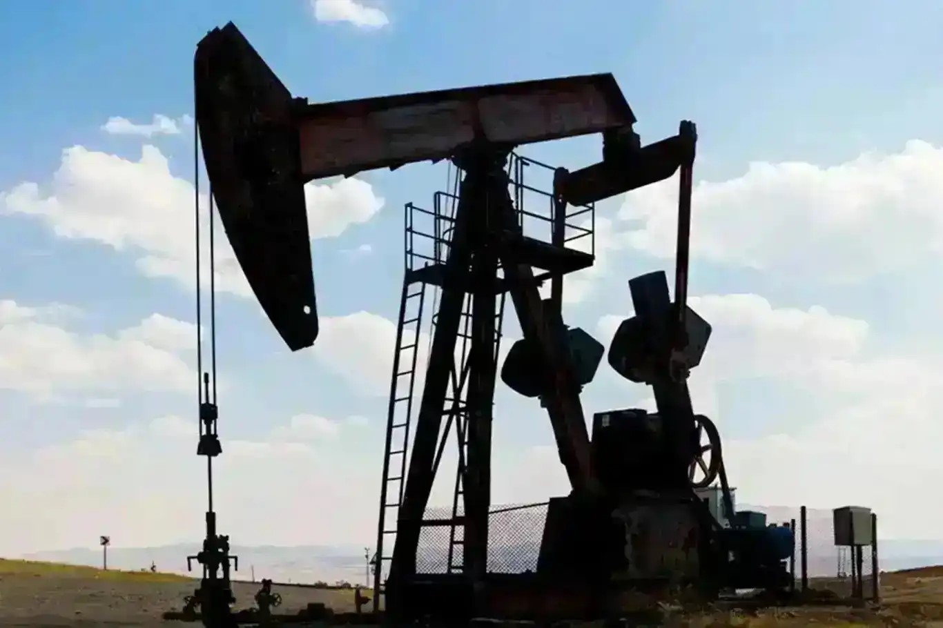 Brent petrolde varil fiyatı 110 doların üzerinde dalgalanıyor