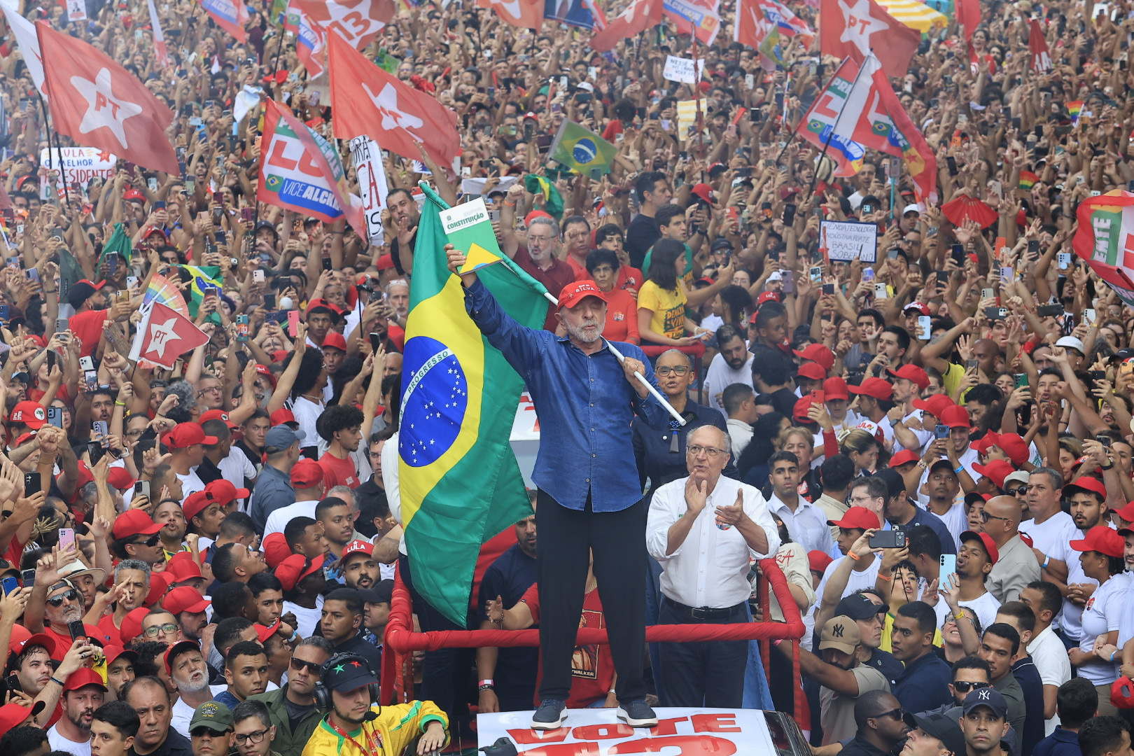Brezilya'da Lula da Silva yeniden devlet başkanı seçildi