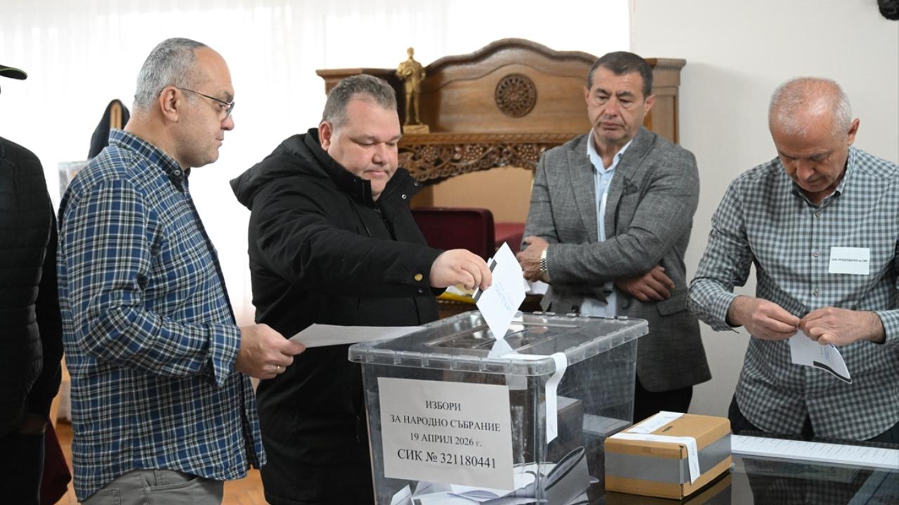 Bulgaristan'da cumhurbaşkanlığı seçimi için sandıklar açıldı
