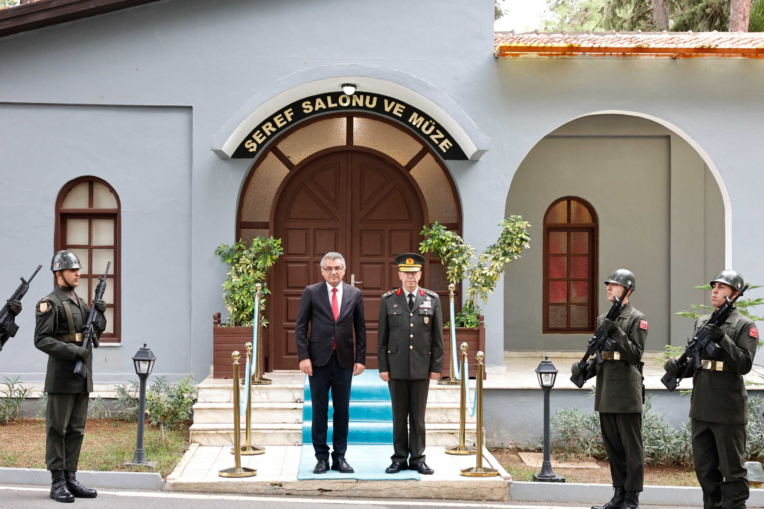 Cumhurbaşkanı Erhürman, Barış Kuvvetleri Komutanı İnaltekin'i ziyaret etti