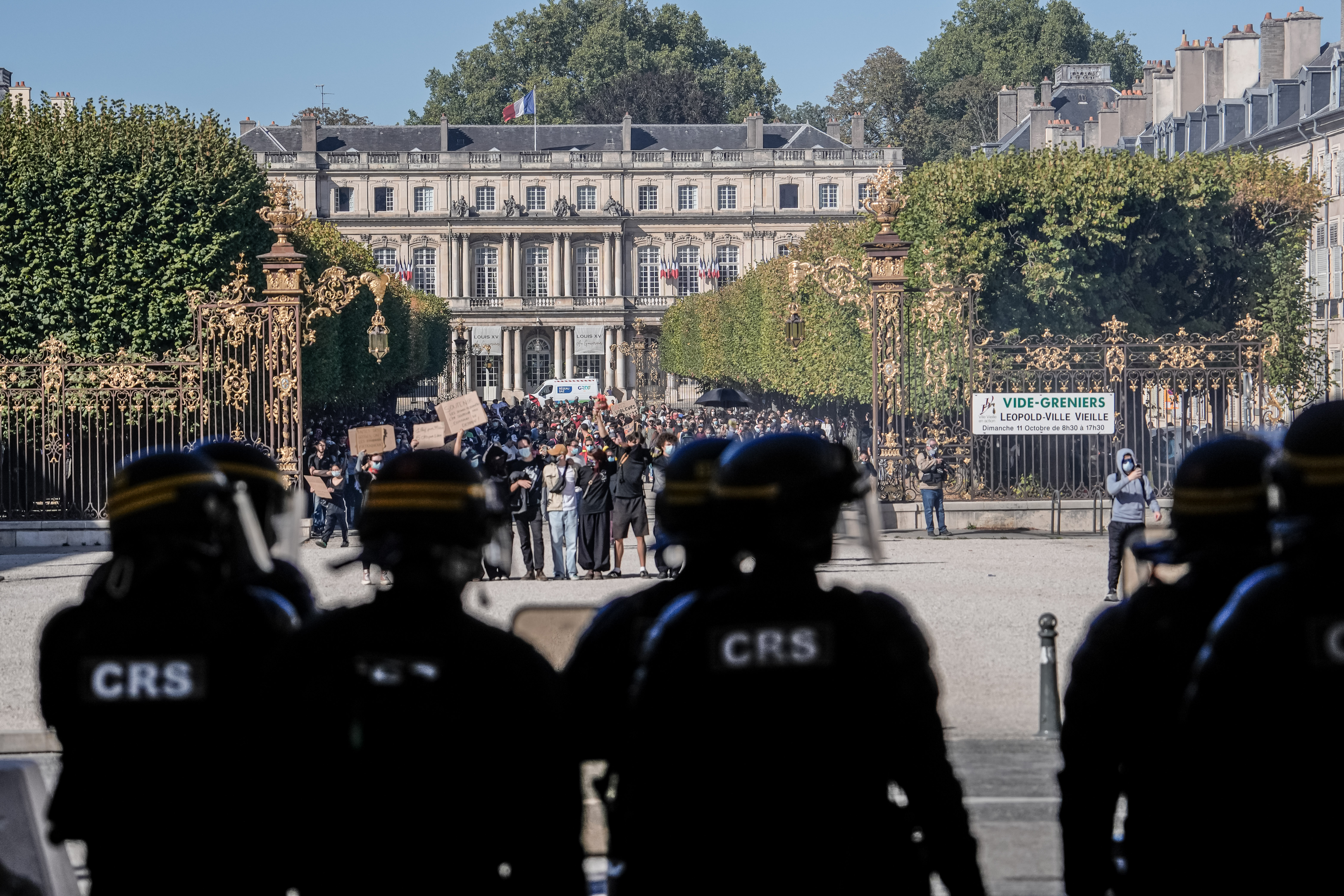 Fransa’da lise protestoları hafta sonuna kadar okullara ara verdi