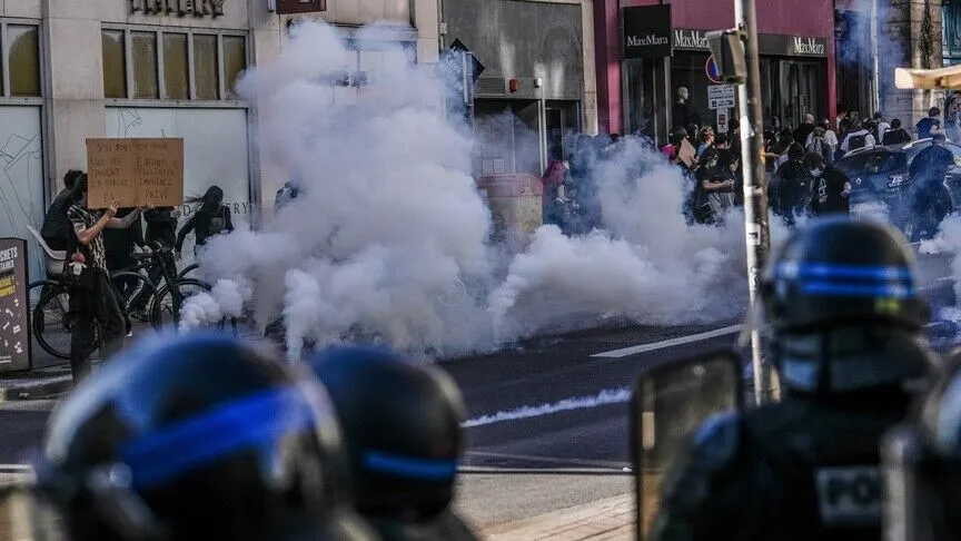 Fransa'da liselere gelen büyük darbe: 30 bin öğrenci haftalarca sınıfa giremeyecek