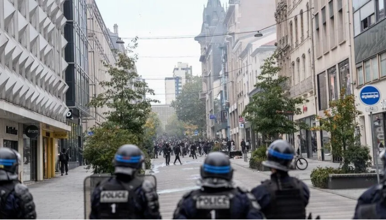 Fransada liseli öğrencilerin eğitim protestoları hükümet vaatlerini aşarak sürüyor