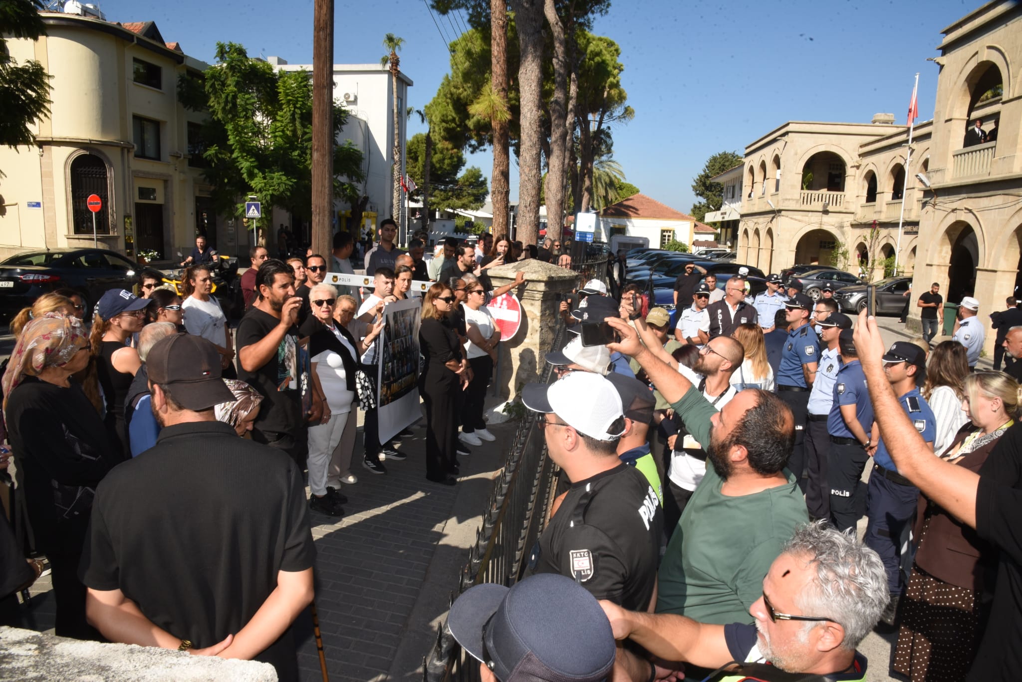 Girne Mahkemesi Önünde Aileler Sessiz Kalmıyor: “Esas Suçlular Mahkemeye Getirilsin”