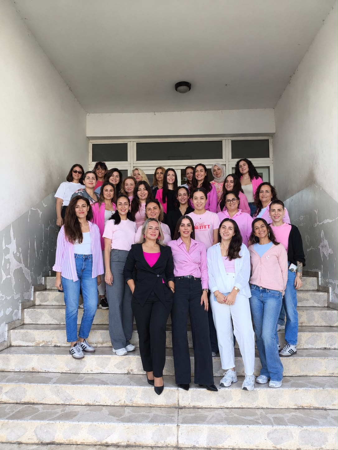 Güç-Sen kadın üyeleri Meme Kanseri Farkındalık Ayı kapsamında pembe giydi