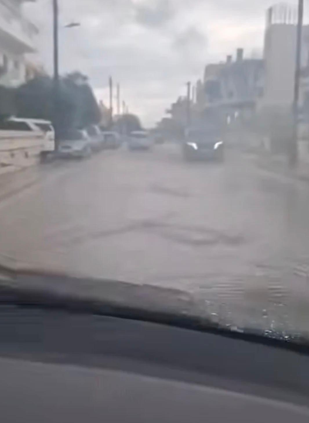 Güney Kıbrıs'ta şiddetli yağışlar yolları su bastı, trafiğe yönlendirme yapıldı