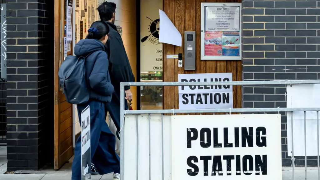 Holborn ve St. Pancras'ta eski Başbakan Starmer’ın milletvekilliği koltuğu için ara seçim başladı
