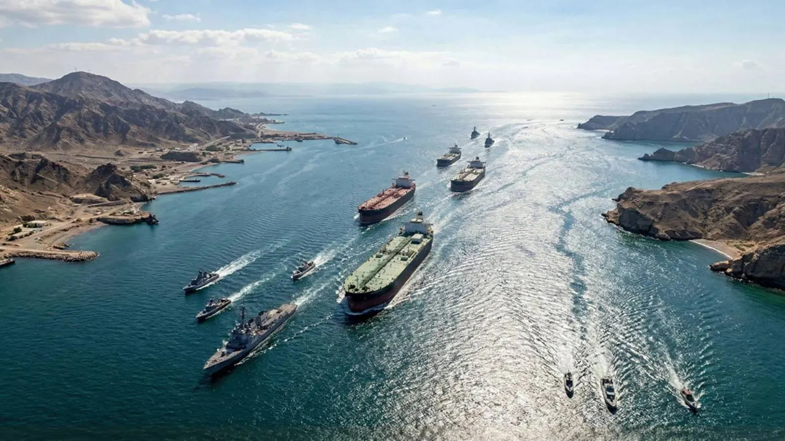 Hürmüz Boğazı'nda petrol tankeri mayına çarptı