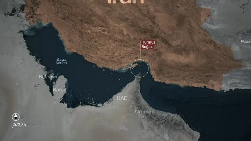 Hürmüz Boğazı'nda Tanker Belirsiz Mühimmata Maruz Kaldı, Yangın Çıktı