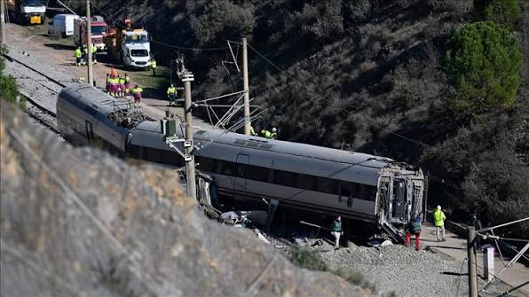 İspanya'da iki hızlı tren çarpıştı: ölü sayısı 46'ya yükseldi