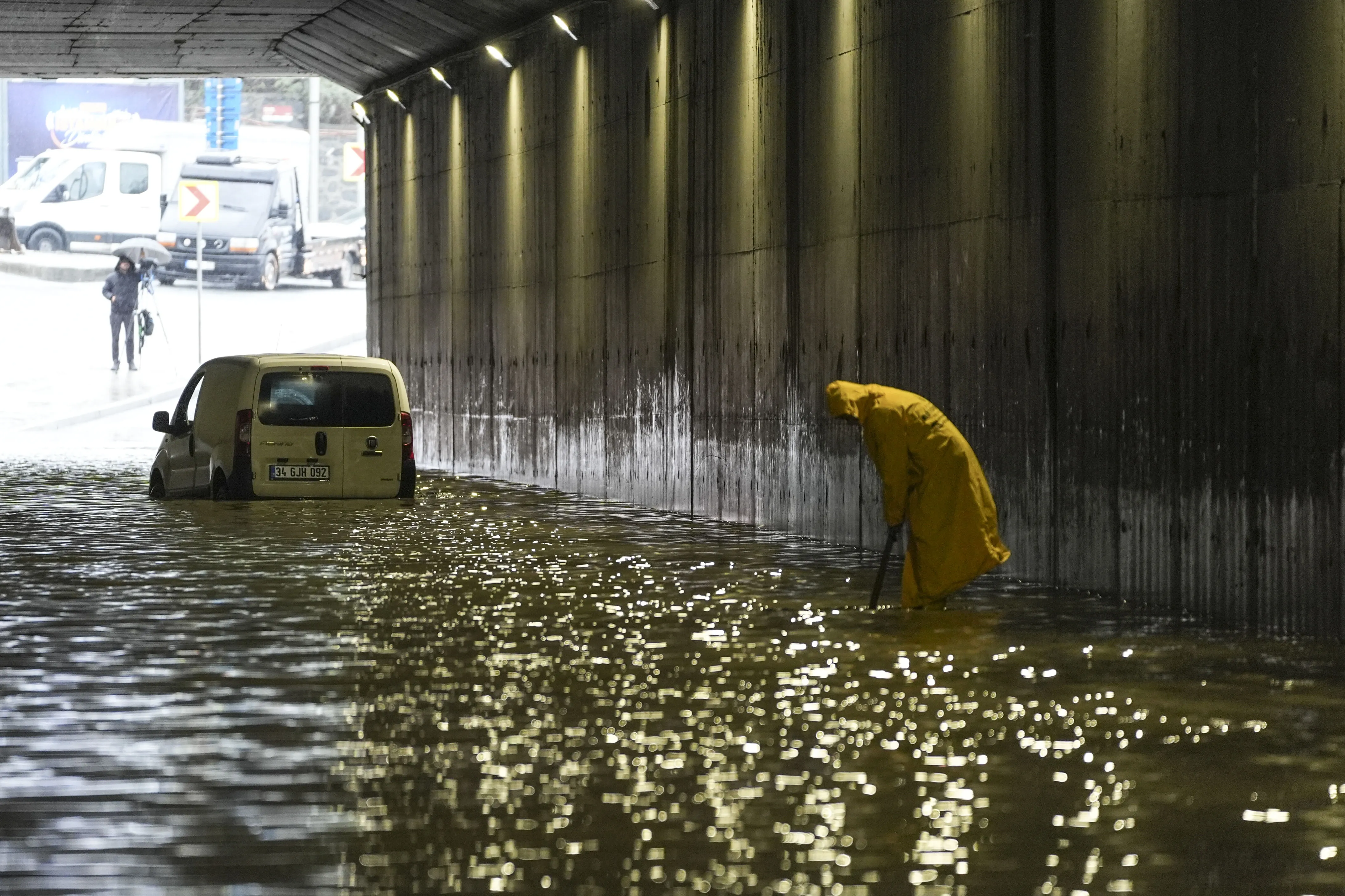 İstanbul’da tarihi rekor yağış sel felaketine yol açtı, iki kişi yaşamını yitirdi