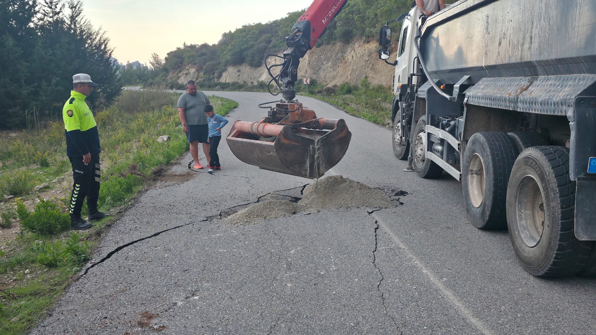 Kantara yolunda kaya düşmesi sonucu çökme: sürücülere dikkat uyarısı