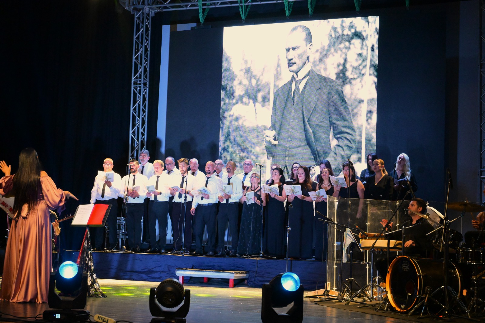 LBO Halk Müziği Korosu YDÜ AKM'de konser verdi